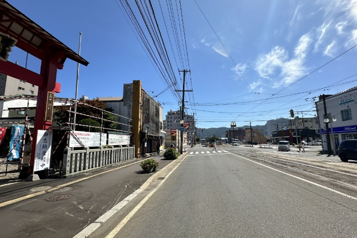 本堂前を通って、すぐの交差点を左折