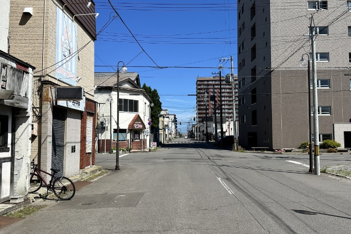直進してすぐの交差点を左折