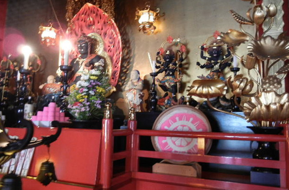 本堂内│須弥壇上（左より)不動明王 金剛夜叉明王 降三世明王