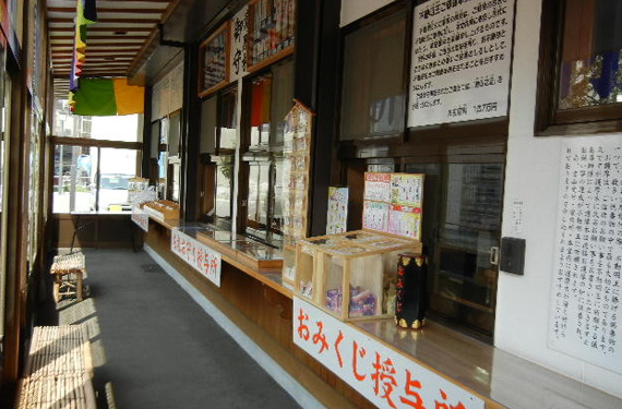 受付（風除室内）│右手から